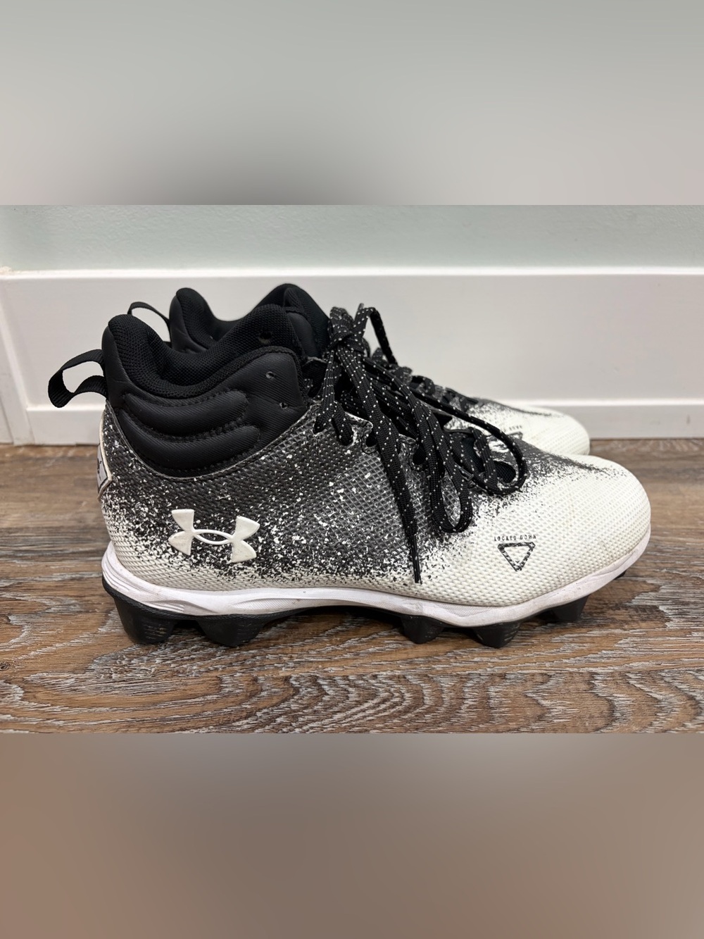 Under Armour Men’s Size 7.5W Black and White Gradient Football Cleats